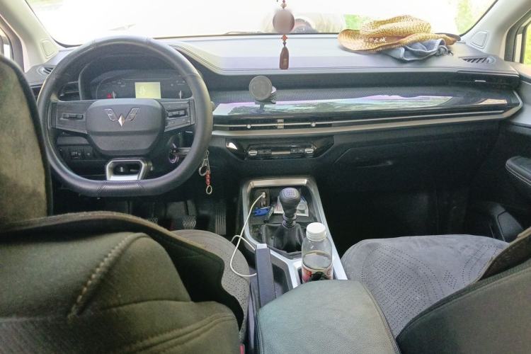 Used Wuling Jiachen 2022 1.5L Manual Enjoyment Elite Model Center Console