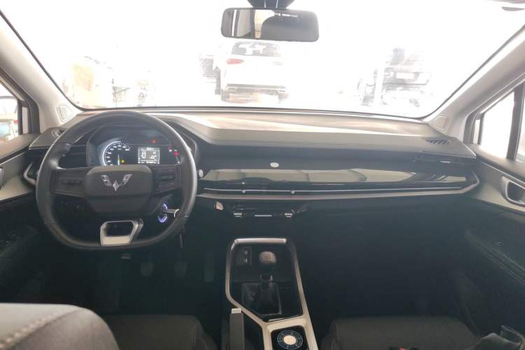 Used Wuling Jiachen 2022 1.5L Manual Enjoyment Elite Model Center Console
