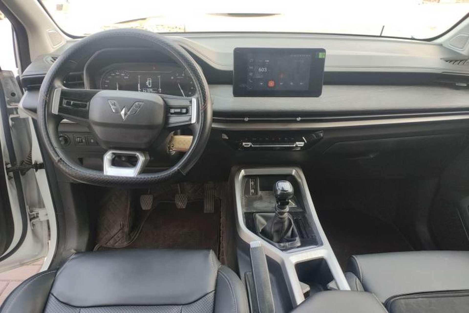 Used Wuling Jiachen 2022 1.5L Manual Light Comfort Edition Center Console