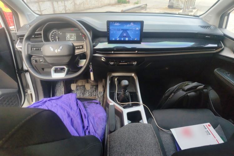Used Wuling Jiachen 2022 1.5L Manual Enjoyment Elite Model Center Console
