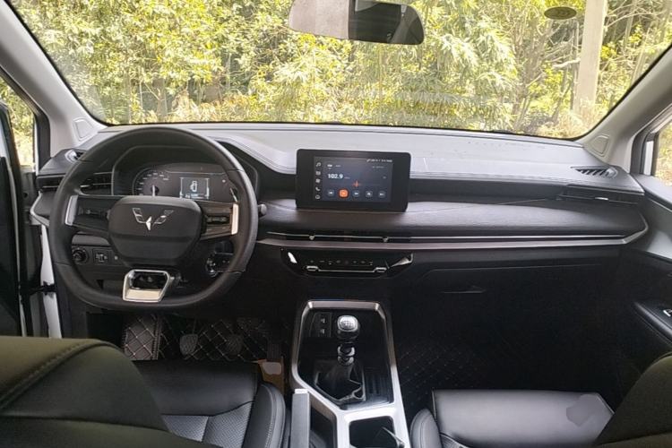 Used Wuling Jiachen 2022 1.5T Manual Comfort & Dynamic Version Center Console