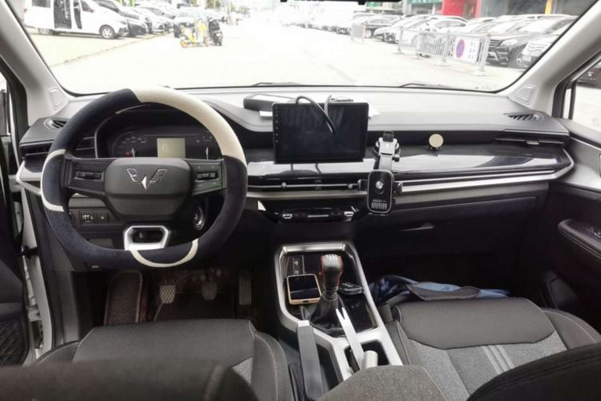 Used Wuling Jiachen 2022 1.5L Manual Enjoyment Elite Model Center Console