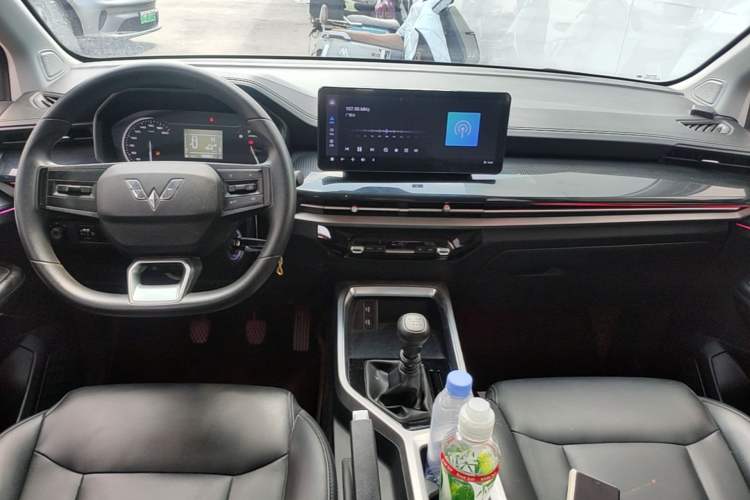 Used Wuling Jiachen 2022 1.5L Manual Enjoyment Elite Model Center Console