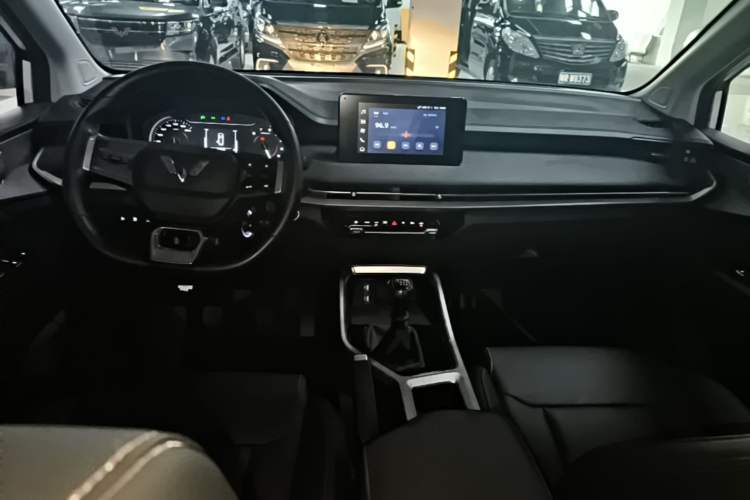 Used Wuling Jiachen 2022 1.5L Manual Comfort Edition Center Console