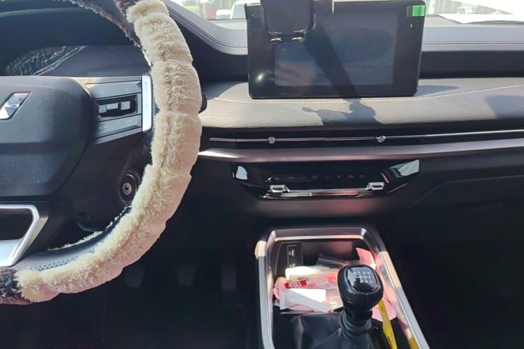 Used Wuling Jiachen 2022 1.5L Manual Comfort Edition Center Console