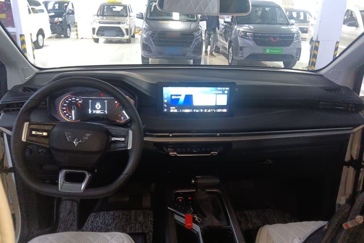 Used Wuling Jiachen 2022 1.5T CVT Smart Luxury Version Center Console