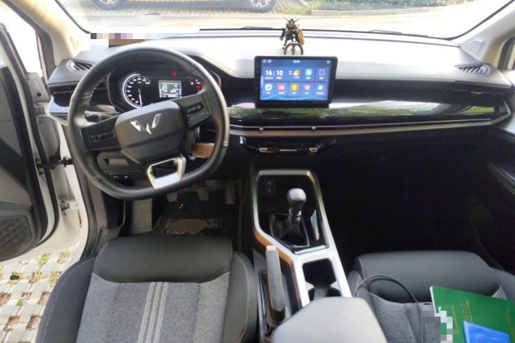 Used Wuling Jiachen 2022 1.5L Manual Enjoyment Elite Model Center Console