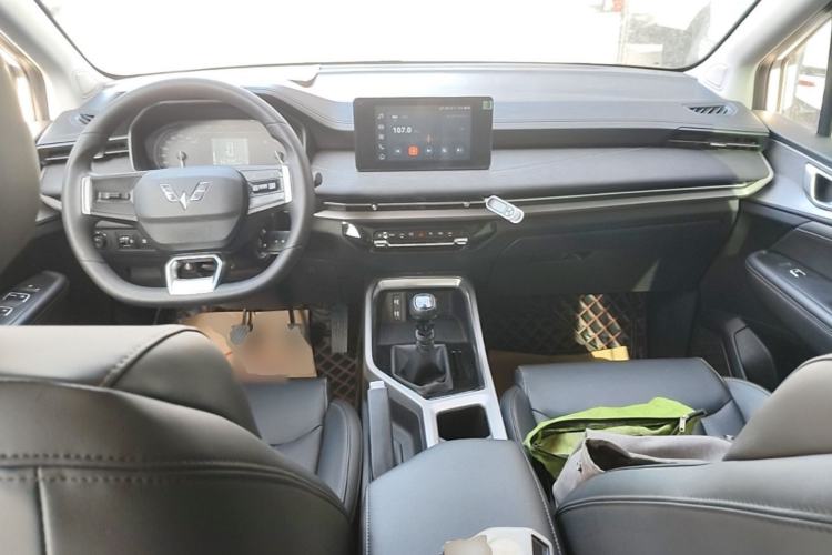 Used Wuling Jiachen 2022 1.5T Manual Light Enjoyment Dynamic Version Center Console