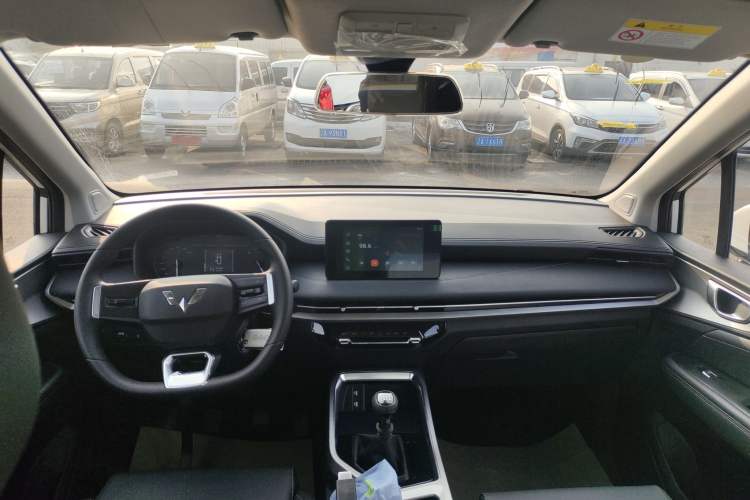 Used Wuling Jiachen 2022 1.5L Manual Comfort Edition Center Console