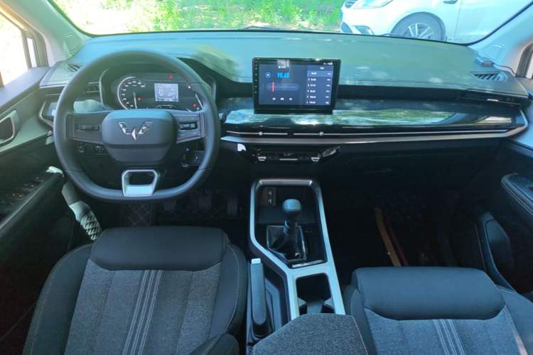 Used Wuling Jiachen 2022 1.5L Manual Enjoyment Elite Model Center Console