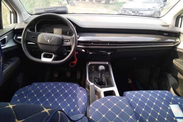 Used Wuling Jiachen 2022 1.5L Manual Enjoyment Elite Model Center Console