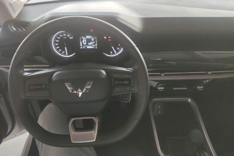 Used Wuling Jiachen 2022 1.5L Manual Enjoyment Elite Model Center Console