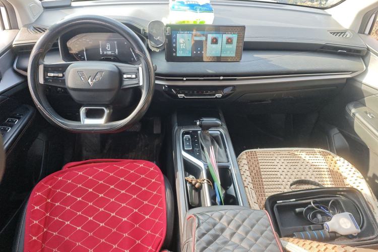 Used Wuling Jiachen 2022 1.5T CVT Smart Luxury Version Center Console