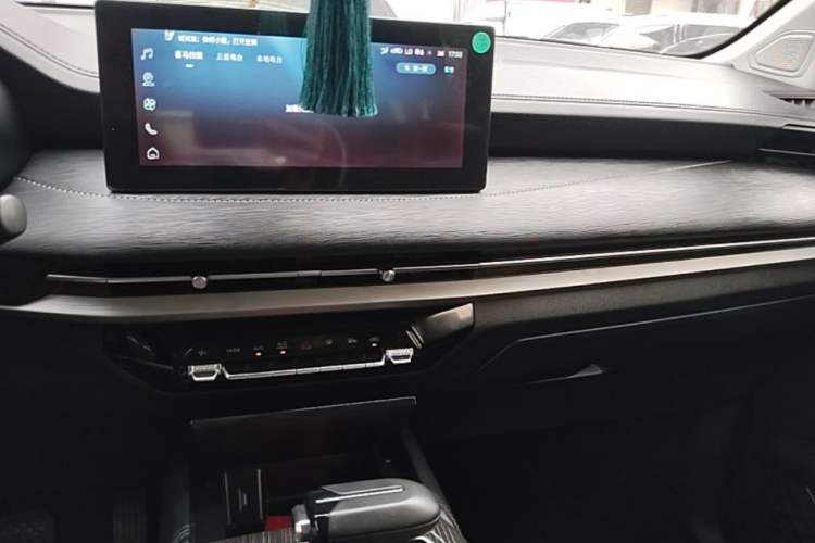 Used Wuling Jiachen 2022 1.5T CVT Smart Luxury Version Center Console
