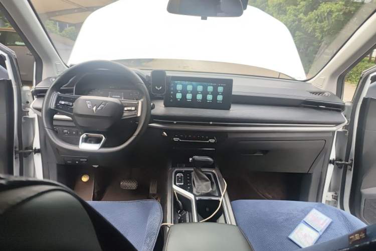 Used Wuling Jiachen 2022 1.5T CVT Smart Luxury Version Center Console