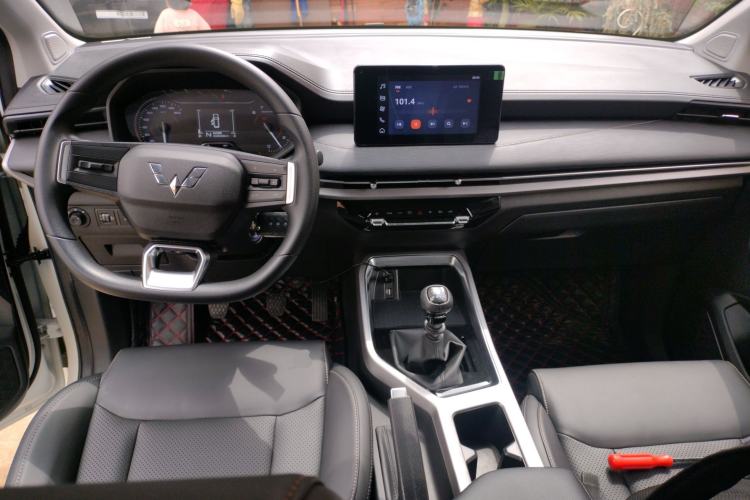 Used Wuling Jiachen 2022 1.5T Manual Comfort & Dynamic Version Center Console