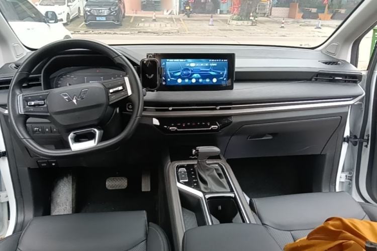 Used Wuling Jiachen 2022 1.5T CVT Smart Luxury Version Center Console