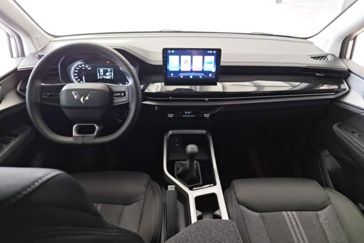Used Wuling Jiachen 2022 1.5L Manual Enjoyment Elite Model Center Console
