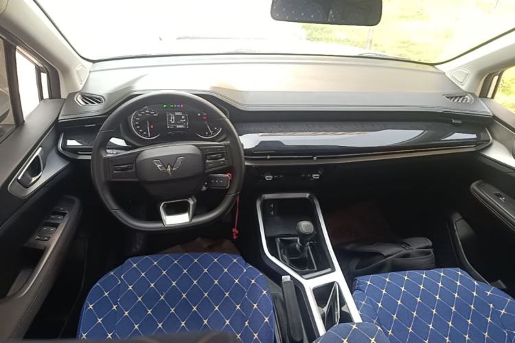Used Wuling Jiachen 2022 1.5L Manual Enjoyment Elite Model Center Console