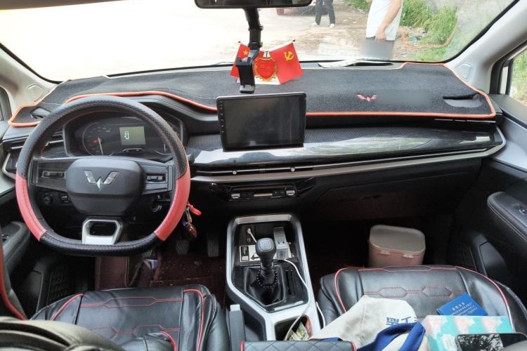 Used Wuling Jiachen 2022 1.5L Manual Enjoyment Elite Model Center Console