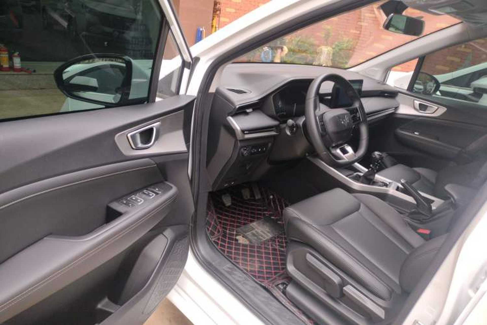 Used Wuling Jiachen 2022 1.5T Manual Comfort & Dynamic Version Driver Seat