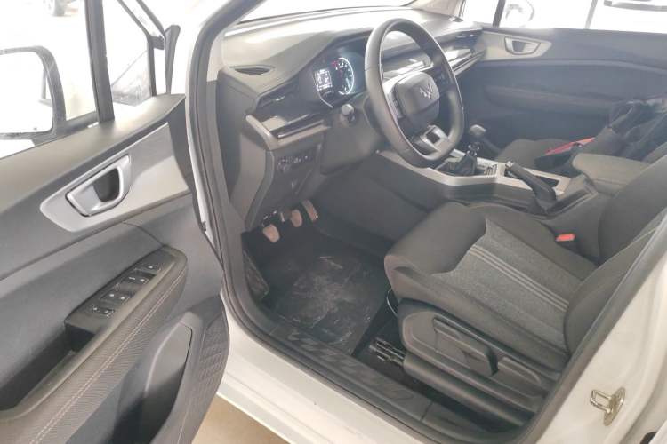 Used Wuling Jiachen 2022 1.5L Manual Enjoyment Elite Model Driver Seat