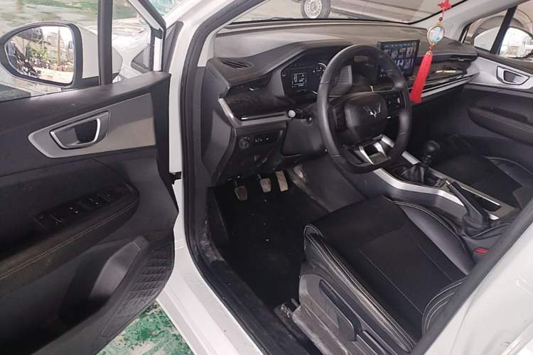 Used Wuling Jiachen 2022 1.5L Manual Enjoyment Elite Model Driver Seat