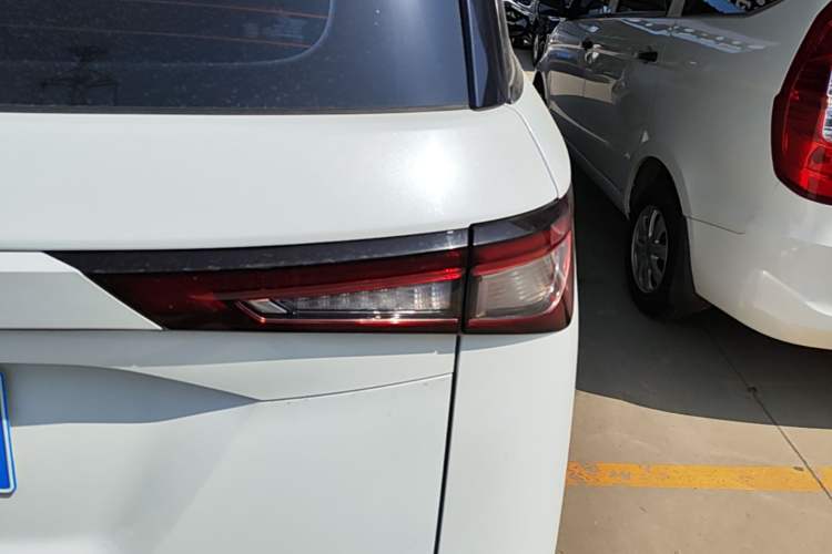Used Wuling Jiachen 2022 1.5L Manual Comfort Edition Exterior 3