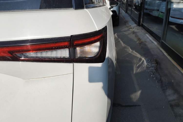 Used Wuling Jiachen 2022 1.5T Manual Light Enjoyment Dynamic Version Exterior 3