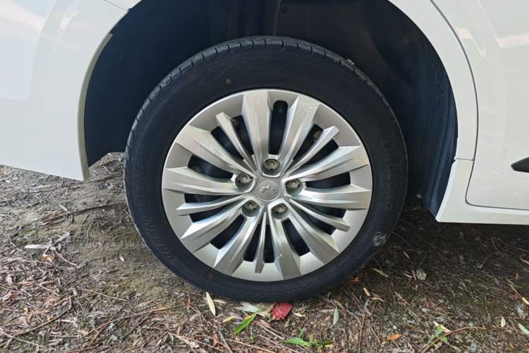Used Wuling Jiachen 2022 1.5L Manual Enjoyment Elite Model Exterior 3