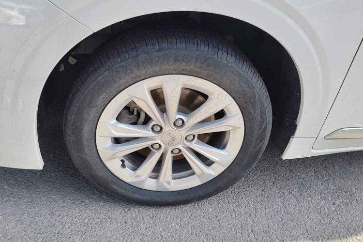 Used Wuling Jiachen 2022 1.5T Manual Light Enjoyment Dynamic Version Exterior 4