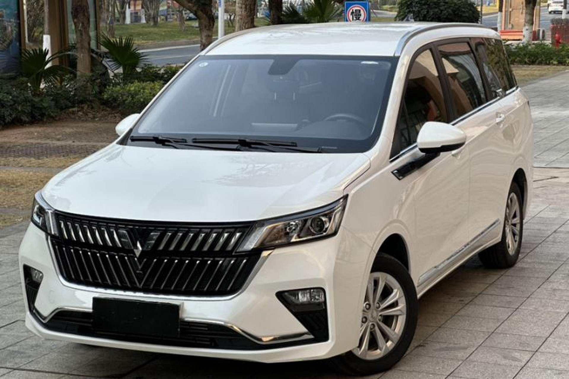 Used Wuling Jiachen 2022 1.5T CVT Smart Luxury Version Front Left 45 Deg
