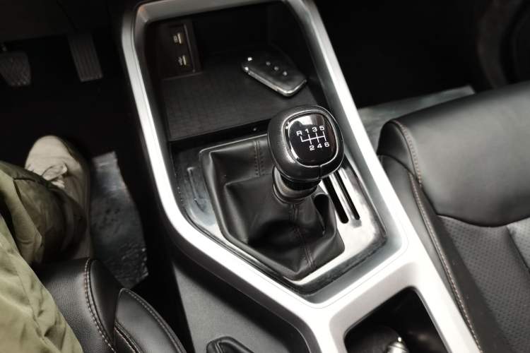 Used Wuling Jiachen 2022 1.5T Manual Light Enjoyment Dynamic Version Gear Lever
