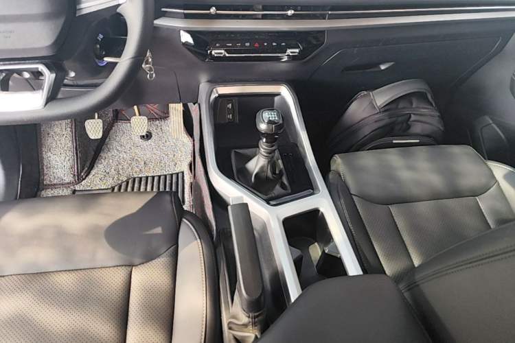 Used Wuling Jiachen 2022 1.5T Manual Light Enjoyment Dynamic Version Gear Lever