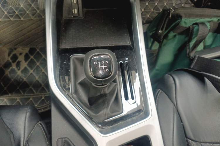 Used Wuling Jiachen 2022 1.5T Manual Light Enjoyment Dynamic Version Gear Lever