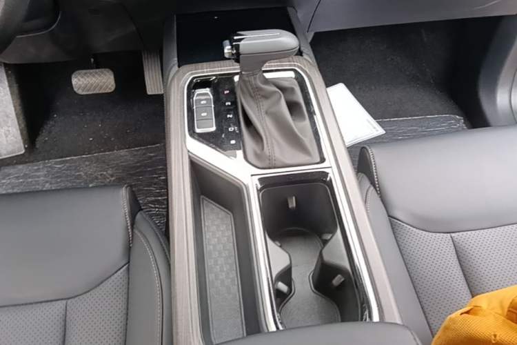 Used Wuling Jiachen 2022 1.5T CVT Smart Luxury Version Gear Lever
