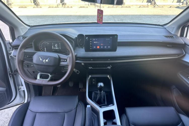 Used Wuling Jiachen 2022 1.5T Manual Comfort & Dynamic Version Interior 1