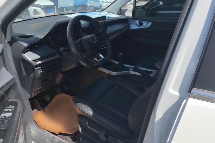 Used Wuling Jiachen 2022 1.5T Manual Light Enjoyment Dynamic Version Interior 1
