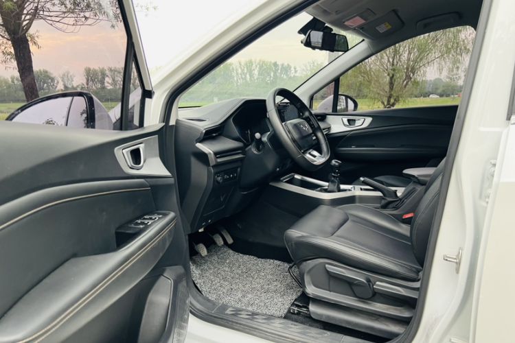 Used Wuling Jiachen 2022 1.5L Manual Comfort Edition Interior 1