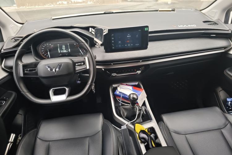 Used Wuling Jiachen 2022 1.5L Manual Light Comfort Edition Interior 2