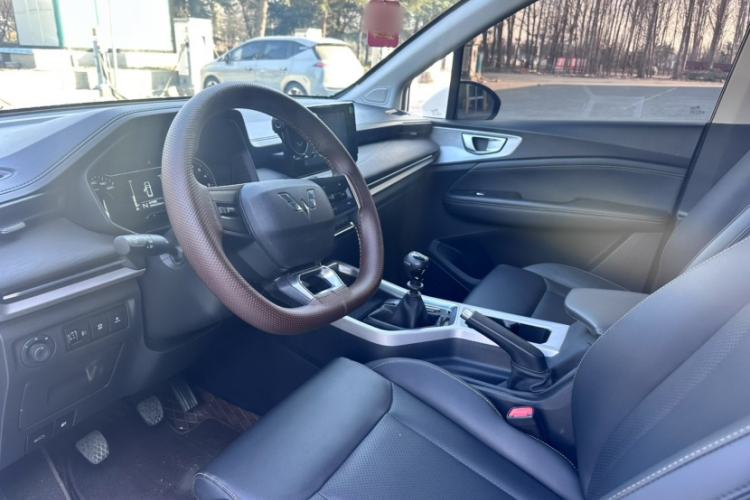 Used Wuling Jiachen 2022 1.5T Manual Comfort & Dynamic Version Interior 2