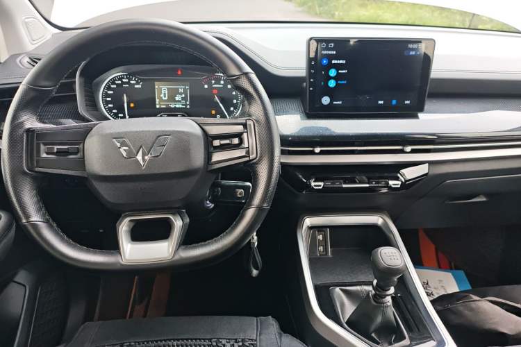 Used Wuling Jiachen 2022 1.5L Manual Enjoyment Elite Model Interior 2