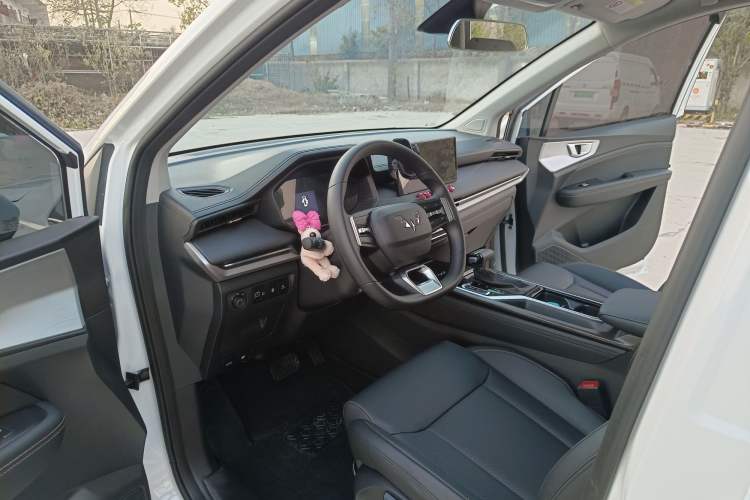 Used Wuling Jiachen 2022 1.5T CVT Smart Luxury Version Interior 2