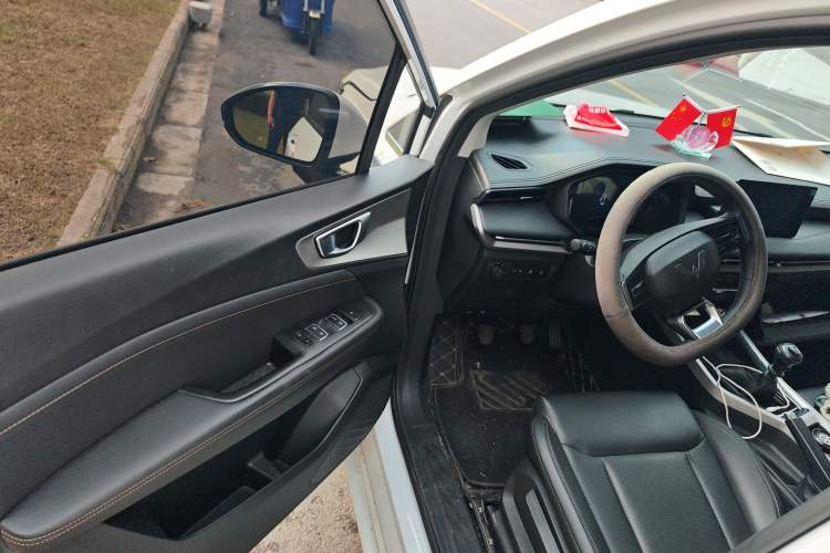 Used Wuling Jiachen 2022 1.5L Manual Comfort Edition Interior 3