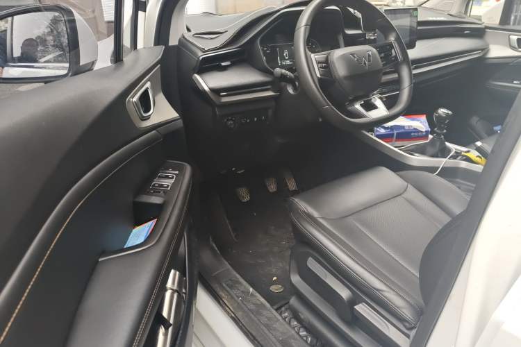 Used Wuling Jiachen 2022 1.5L Manual Light Comfort Edition Interior 3