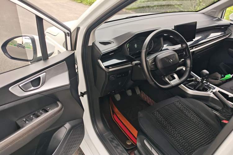 Used Wuling Jiachen 2022 1.5L Manual Enjoyment Elite Model Interior 3