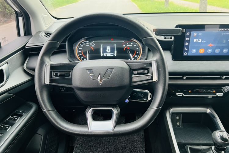 Used Wuling Jiachen 2022 1.5L Manual Comfort Edition Interior 3