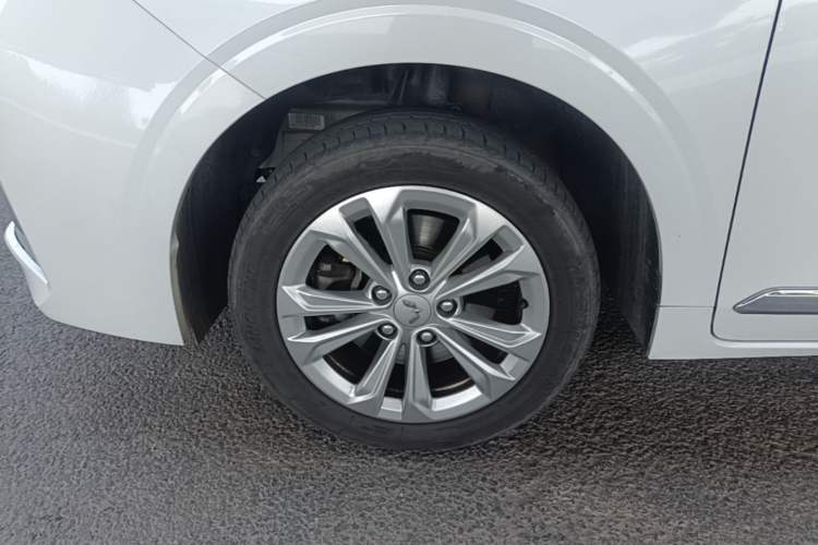 Used Wuling Jiachen 2022 1.5L Manual Light Comfort Edition Left Front Wheel Hub