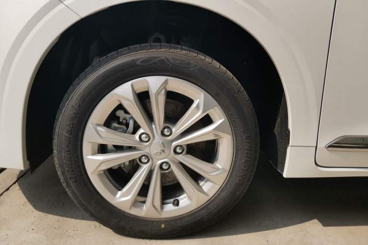 Used Wuling Jiachen 2022 1.5L Manual Comfort Edition Left Front Wheel Hub