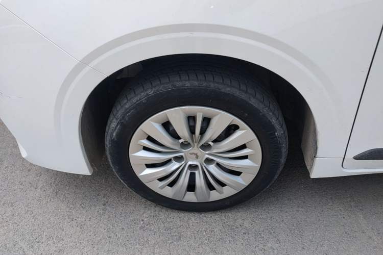Used Wuling Jiachen 2022 1.5L Manual Enjoyment Elite Model Left Front Wheel Hub
